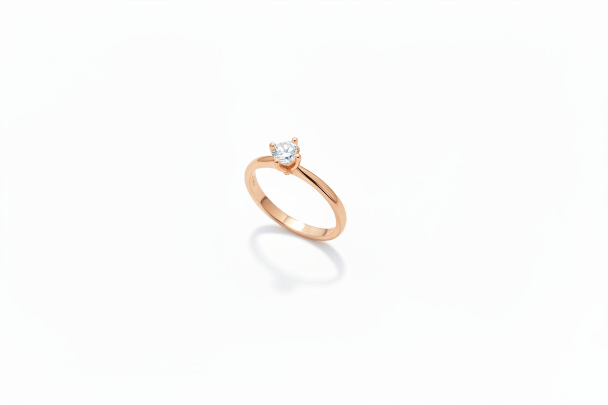 Красив годежен пръстен с тънка златна халка и диамант 0.35ct.